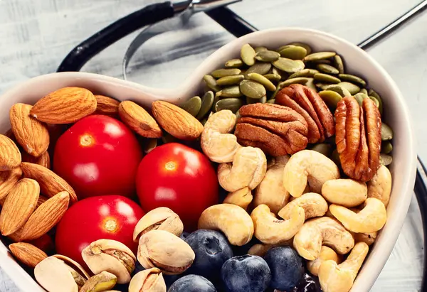 Gri sırtında kalp şeklinde bir kasede sağlıklı bir atıştırmalık. Üst görünüm