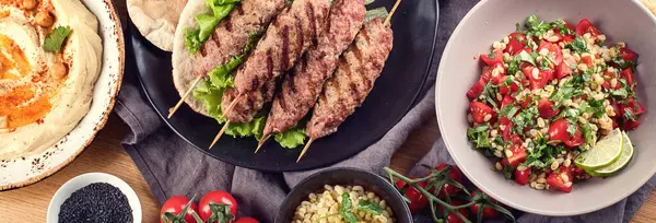 Lübnan yemeği. Ortadoğu geleneksel mutfağı ahşap bir arka planda. Üst Manzara. Panorama.