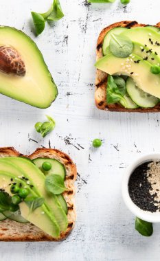 Avokado ile sağlıklı bahar kadehleri. Sağlıklı kahvaltı konsepti. Üst görünüm. 