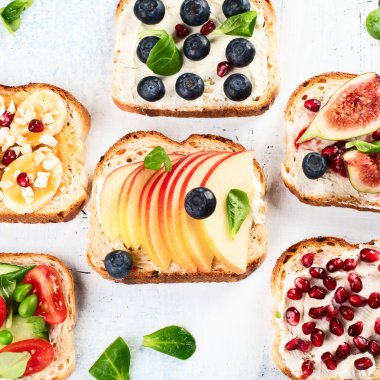 Sebze ve meyveli çeşitli sağlıklı bahar kadehleri. Sağlıklı kahvaltı konsepti. Üst Manzara. Panorama.