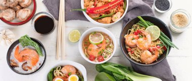 Beyaz arka planda geleneksel Asya mutfağı. Tayland yemekleri konsepti. Üst Manzara. Panorama.