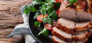 Ahşap arka planda patates ve sebzeli ızgara domuz eti. Üst Manzara. Boşluğu kopyala