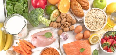 Beyaz arka planda dengeli diyet ürünleri. Sağlıklı gıda konsepti. Yemek yapmak için gerekli malzemeler. Üst Manzara. Panorama.