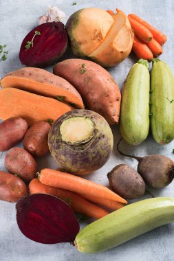 Taze kök sebze. Kökler arka planda kalıyor. Sağlıklı beslenme konsepti. Üst görünüm. 