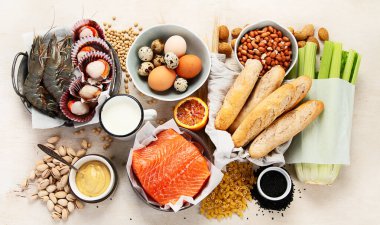 Alerji yemek konsepti. Hafif arkaplanda çeşitli alerjik ürünler