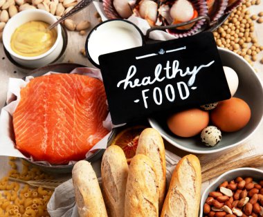 Alerji yemek konsepti. Hafif arkaplanda çeşitli alerjik ürünler