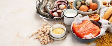 Alerji yemek konsepti. Hafif arkaplanda çeşitli alerjik ürünler, kopyalama alanı, panorama, pankart