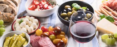 Tipik İtalyan Antipasto 'su. Karışık antipasto tabağı. Geleneksel İtalyan yemeği konsepti. Üst Manzara. Panorama.