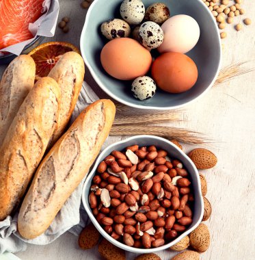 Alerji yemek konsepti. Işık arkaplanındaki çeşitli alerjik ürünler, kopyalama alanı