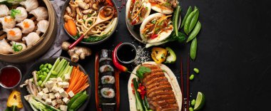 Siyah arka planda servis edilen Asya yemekleri. Asya yemekleri konsepti. Üst Manzara. Kopyalama alanı olan Panorama.