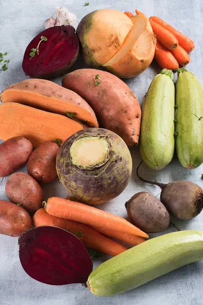 Taze kök sebze. Kökler arka planda kalıyor. Sağlıklı beslenme konsepti. Üst görünüm. 