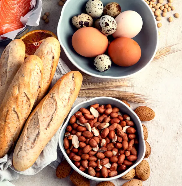 Alerji yemek konsepti. Işık arkaplanındaki çeşitli alerjik ürünler, kopyalama alanı