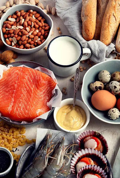 Alerji yemeği. Hafif arkaplanda çeşitli alerjik ürünler