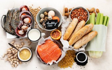 Sağlıklı gıda konsepti. Hafif arkaplanda çeşitli alerjik ürünler