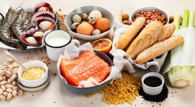 Alerji yemek konsepti. Çeşitli alerjik ürünler. 