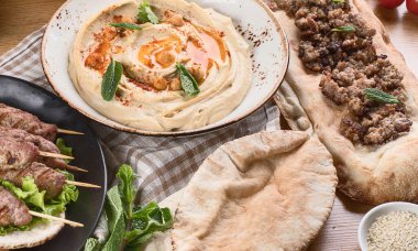 Lübnan yemeği. Ortadoğu geleneksel mutfağı ahşap bir arka planda. Üst görünüm. 