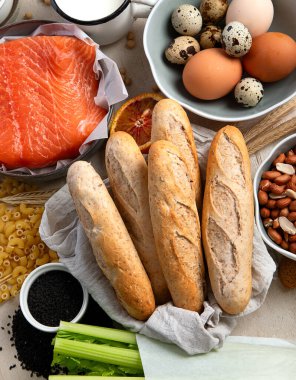 Alerji yemek konsepti. Hafif arkaplanda çeşitli alerjik ürünler