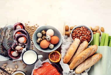 Alerji yemek konsepti. Işık arkaplanındaki çeşitli alerjik ürünler, kopyalama alanı