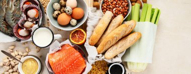 Alerji yemek konsepti. Hafif arkaplanda çeşitli alerjik ürünler, kopyalama alanı, panorama, pankart