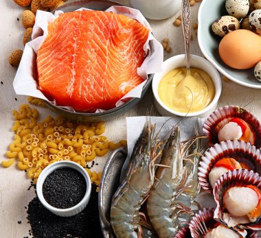 Alerji yemek konsepti. Hafif arkaplanda çeşitli alerjik ürünler