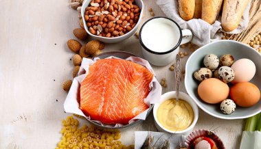 Alerji yemek konsepti. Hafif arkaplanda çeşitli alerjik ürünler