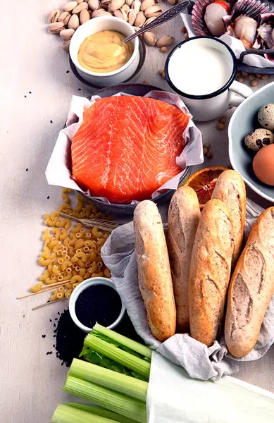 Alerji yemek konsepti. Hafif arka planda çeşitli alerjik ürünler, üst görünüm