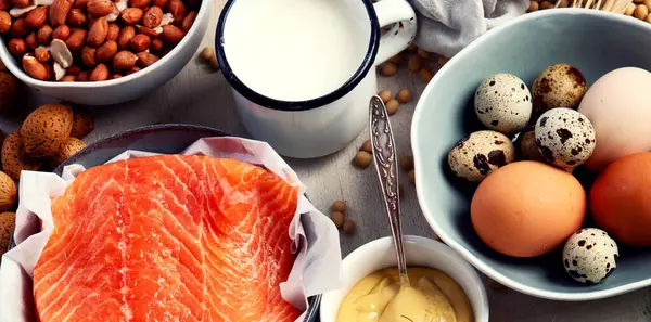 Alerji yemek konsepti. Hafif arka planda çeşitli alerjik ürünler, üst görünüm