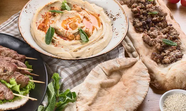 Lübnan yemeği. Ortadoğu geleneksel mutfağı ahşap bir arka planda. Üst görünüm. 