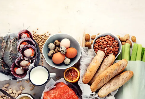 Alerji yemek konsepti. Işık arkaplanındaki çeşitli alerjik ürünler, kopyalama alanı