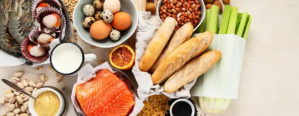 Alerji yemek konsepti. Hafif arkaplanda çeşitli alerjik ürünler, kopyalama alanı, panorama, pankart