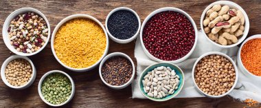 Tahtada çeşitli kuru baklagiller var. Üst manzara, panorama