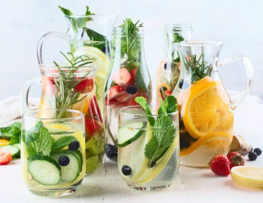 Sağlıklı beslenme ve kilo kaybı için aşılanmış detoks suyu