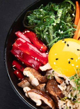 Bibimbap, geleneksel Kore yemeği. Pirinç, sebze, sığır eti. 