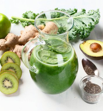 Lahana elmalı, limonlu, salatalıklı ve chia tohumlu detoks meyve suyu. Temiz ve sağlıklı yeme konsepti. Üst görünüm.