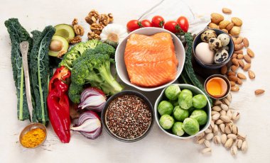 Çeşitli beyin ürünleri: balık, et, fındık, sebze ve sebze. Hafif bir arka planda sağlıklı yiyecekler. Üst görünüm.