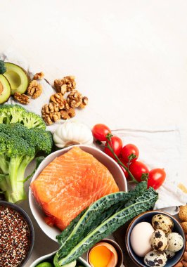 Çeşitli beyin ürünleri: balık, et, fındık, sebze ve sebze. Hafif bir arka planda sağlıklı yiyecekler. Üst Manzara. Boşluğu kopyala.