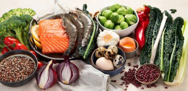 Ketogenik diyet konsepti, sağlıklı yiyecekler için malzemeler. Çeşitli dengeli yararlı bileşenler hafif arka planda sağlıklı düşük karbonhidratlı gıdalar. Üst Manzara. Panorama