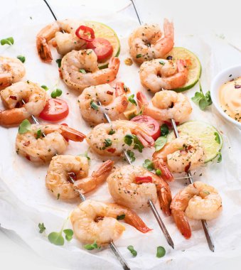 Karides şişleri. Deniz ürünleri. Sağlıklı beslenme. 