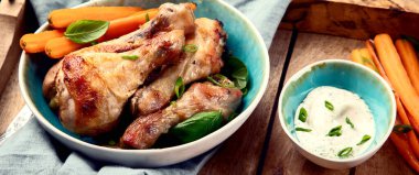 Kızarmış tavuk bacağı. Yaz, parıldayan yiyecekler. Panorama