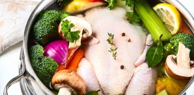 Sebzeli tavuk çorbası. Yemek yapmaya hazırım. Sağlıklı yeme kavramı