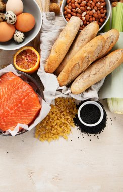 Alerji yemek konsepti. Işık arkaplanındaki çeşitli alerjik ürünler, kopyalama alanı