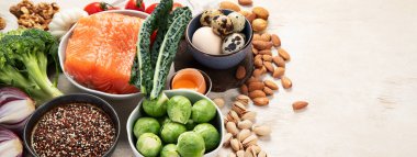 Çeşitli beyin ürünleri: balık, et, fındık, sebze ve sebze. Hafif bir arka planda sağlıklı yiyecekler. Üst Manzara. Kopyalama alanı olan Panorama.