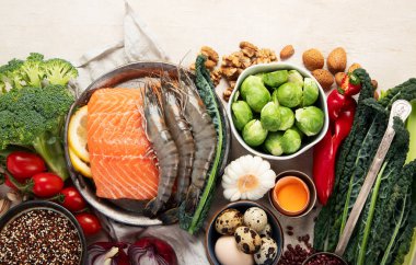 Ketogenik diyet konsepti, sağlıklı yiyecekler için malzemeler. Çeşitli dengeli yararlı bileşenler hafif arka planda sağlıklı düşük karbonhidratlı gıdalar. Üst görünüm