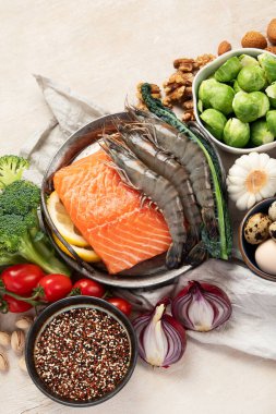 Ketogenik diyet konsepti, sağlıklı yiyecekler için malzemeler. Çeşitli dengeli yararlı bileşenler hafif arka planda sağlıklı düşük karbonhidratlı gıdalar. Üst görünüm