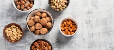 Çeşit çeşit fındık. Sağlıklı gıda konsepti. Üst Manzara. Kopyalama alanı olan Panorama.