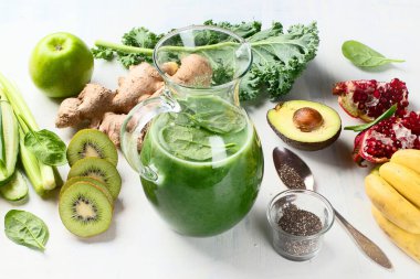 Lahana elmalı, limonlu, salatalıklı ve chia tohumlu detoks meyve suyu. Temiz ve sağlıklı yeme konsepti. Üst görünüm.