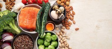 Çeşitli beyin ürünleri: balık, et, fındık, sebze ve sebze. Hafif bir arka planda sağlıklı yiyecekler. Üst Manzara. Kopyalama alanı olan Panorama.