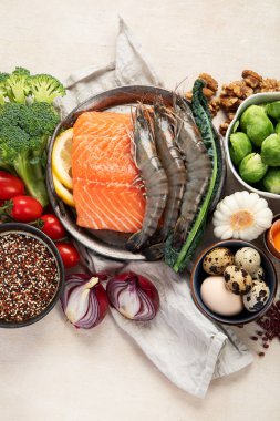 Ketogenik diyet konsepti, sağlıklı yiyecekler için malzemeler. Çeşitli dengeli yararlı bileşenler hafif arka planda sağlıklı düşük karbonhidratlı gıdalar. Üst görünüm