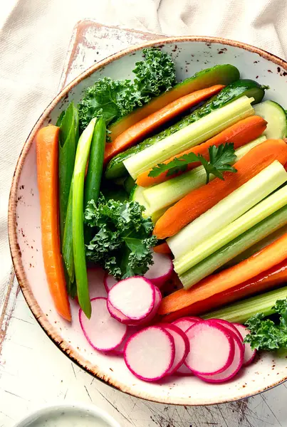 Sağlıklı atıştırmalıklar. Taze, organik sebzeler. Üst Manzara. Boşluğu kopyala.