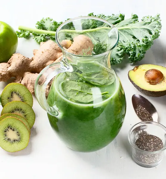 Lahana elmalı, limonlu, salatalıklı ve chia tohumlu detoks meyve suyu. Temiz ve sağlıklı yeme konsepti. Üst görünüm.